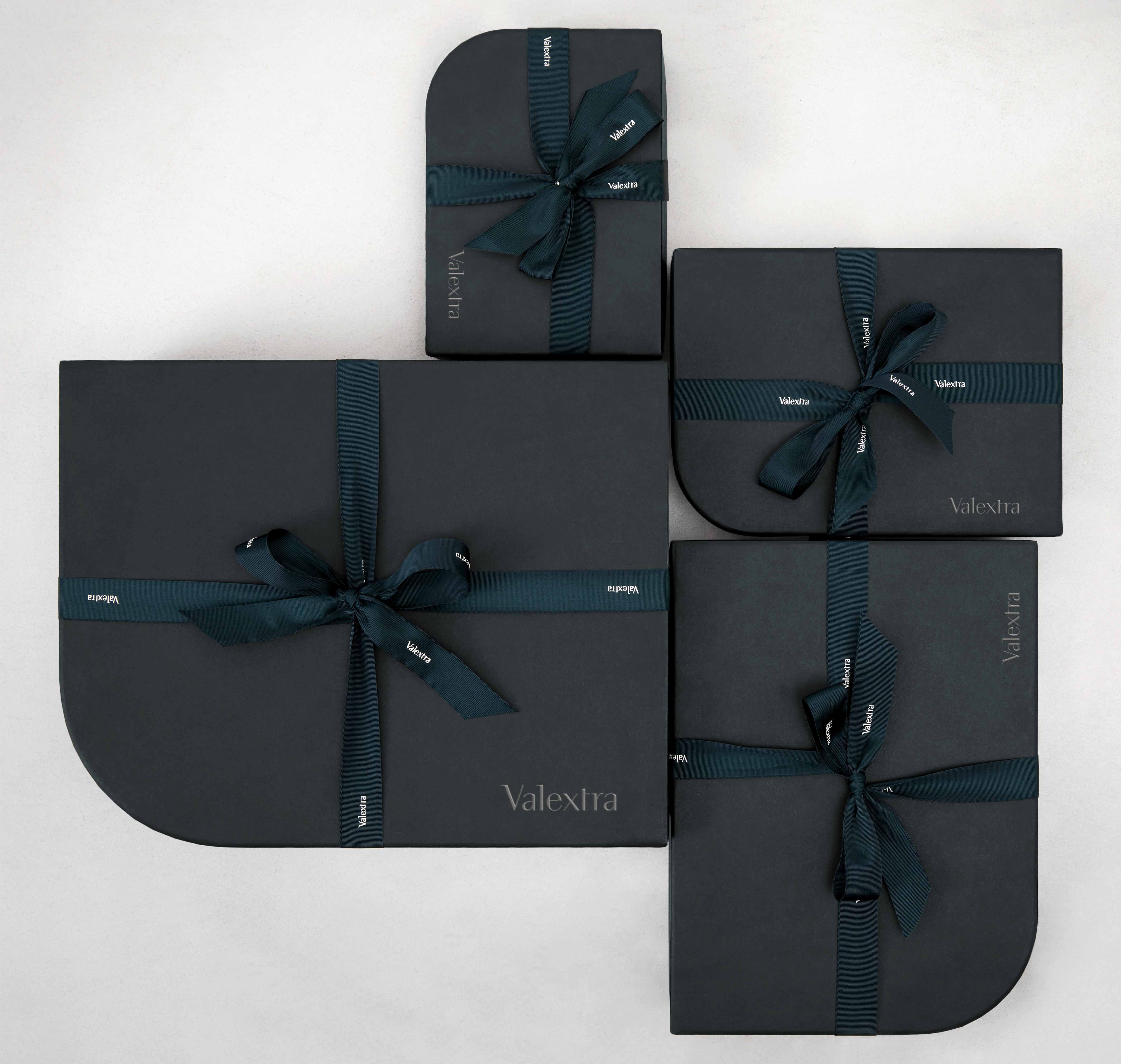 華空ページ　合計14kg Cobalt Blue Leather vertical Bifold wallet | Valextra