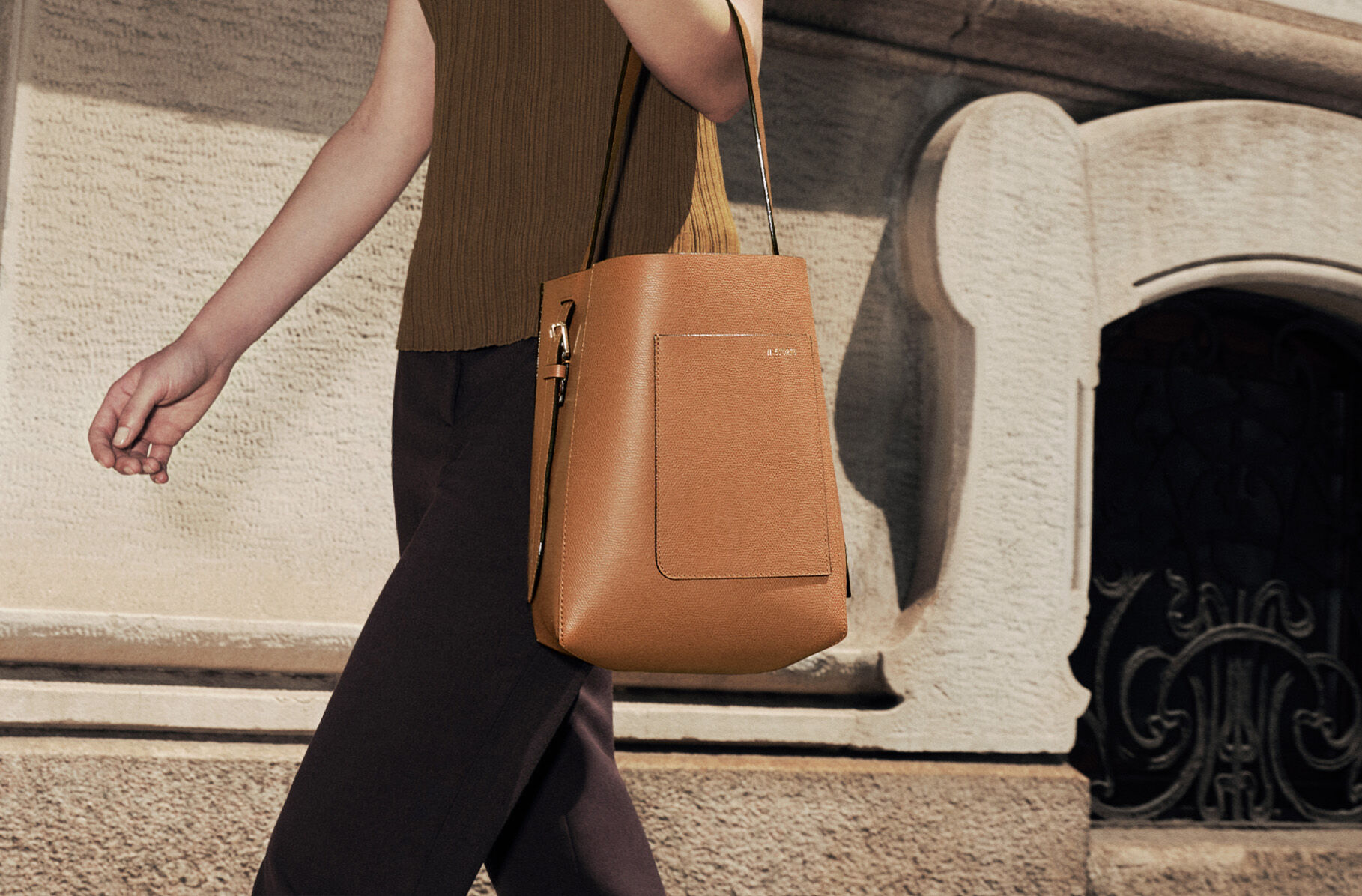 Women s designer grained leather bucket bags Valextra