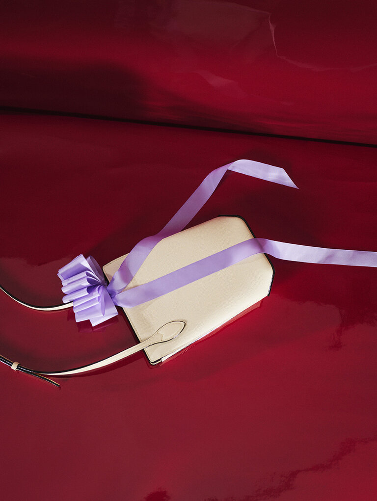 Crossbody leather phone pouch in pergamena white