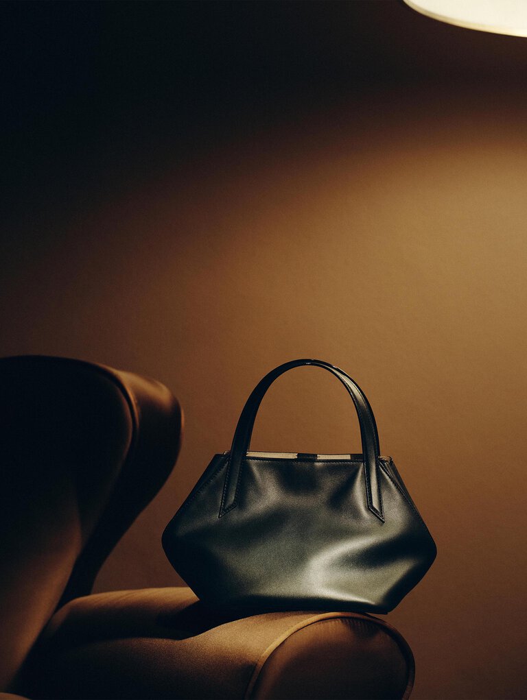 Valextra Gio black leather handbag in smooth leather, a minimalist designer bag crafted in Italy for everyday wear and effortless sophistication.