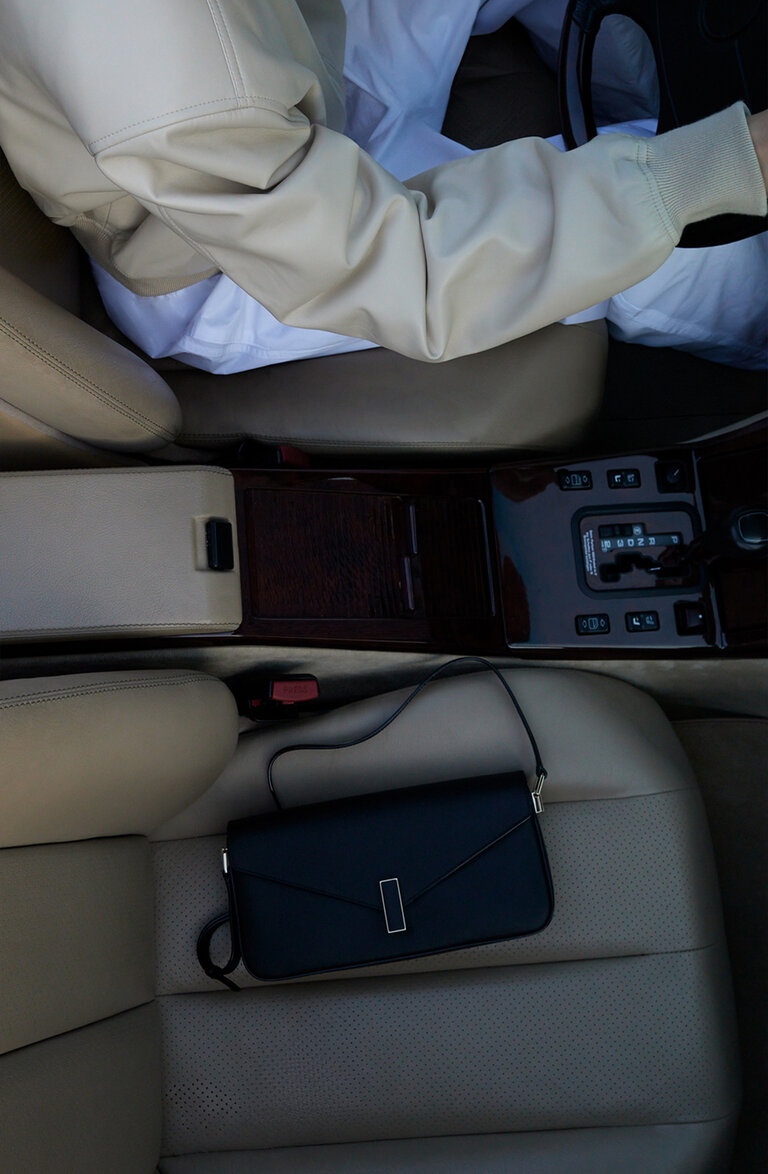 Iside valextra leather shoulder bag in black