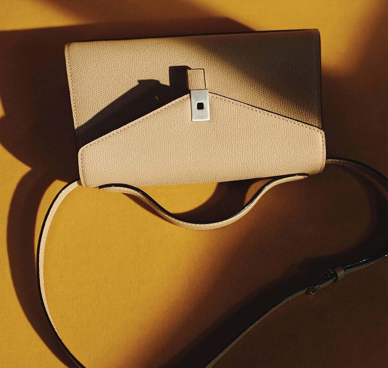 from Fall Winter 2026 collection, Valextra Iside Tin handbag in cachemire beige leather, an iconic Italian luxury handbag with a structured silhouette for timeless everyday style.