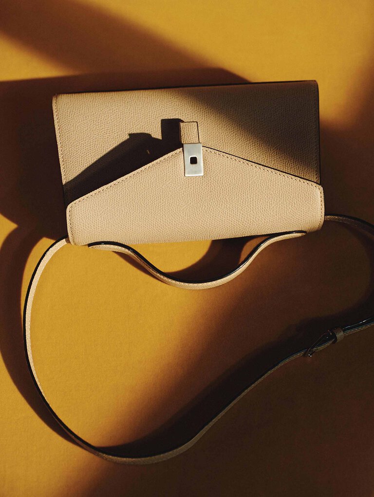 from Fall Winter 2026 collection, Valextra Iside Tin handbag in cachemire beige leather, an iconic Italian luxury handbag with a structured silhouette for timeless everyday style.