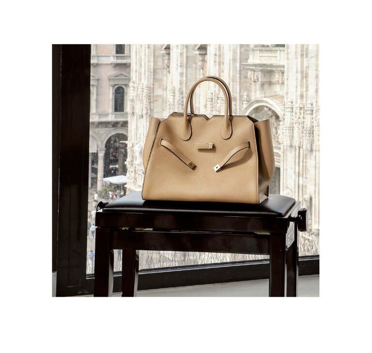 Milan Outside/Inside - Milano leather bag at the Duomo of Milan - Valextra