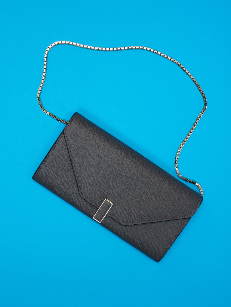 Portafoglio iside continental in pelle di vitello nera con catenina dorata