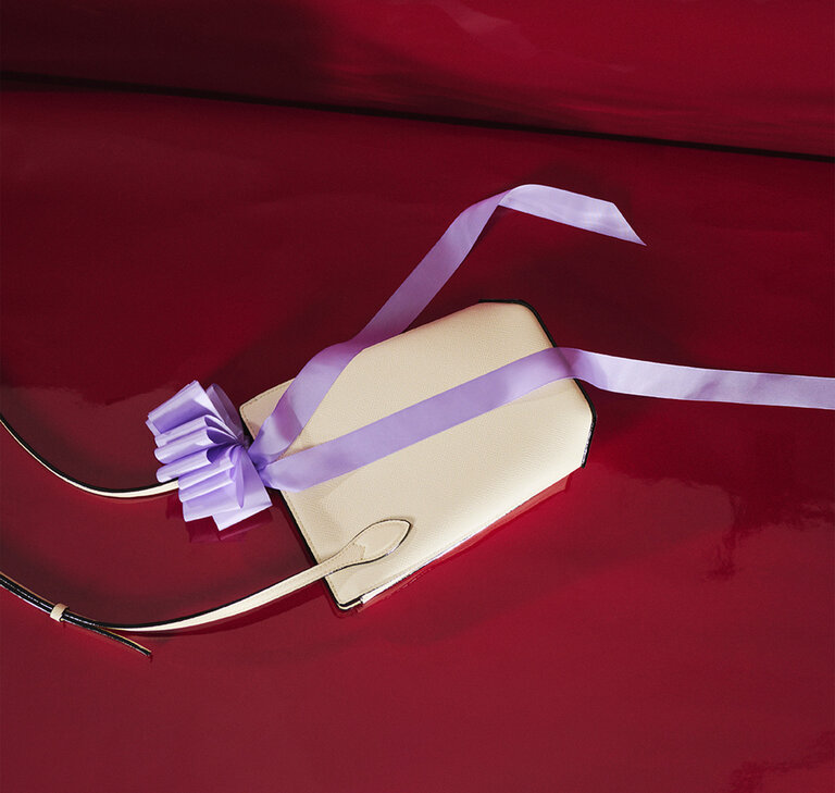 Crossbody leather phone pouch in pergamena white