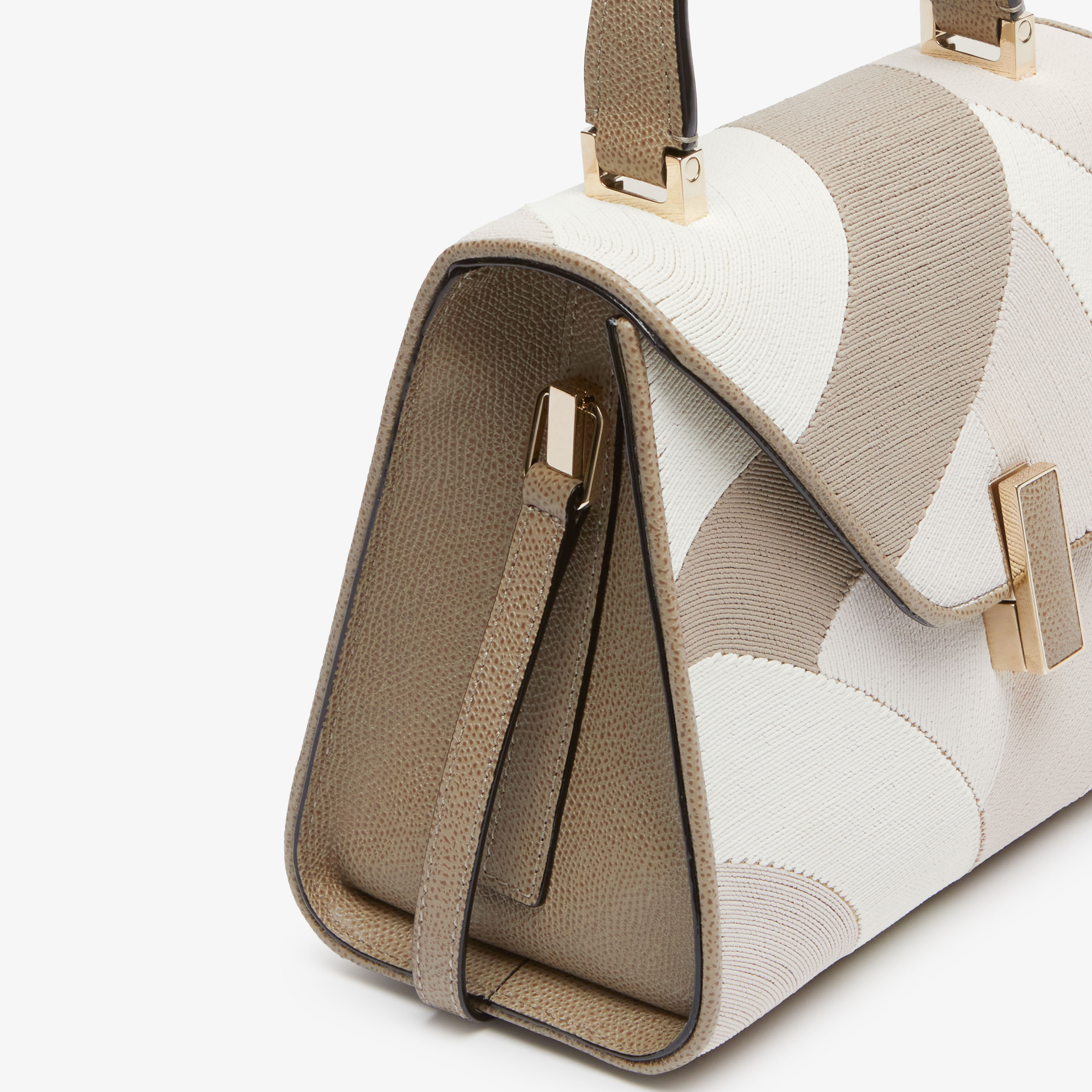 bbyaywaterr:Valextra: 薄型メッシュパーティバッグ、 Womens Luxury Beige & Pink Wicker Bucket Micro Bag | Valextra Soft